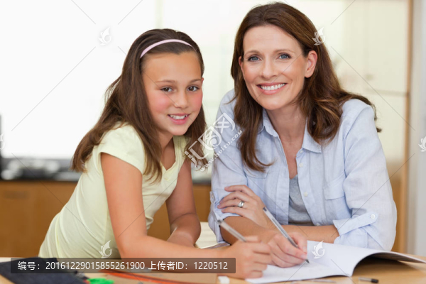 婦女幫女兒做作業(yè)