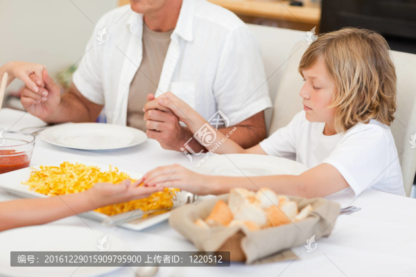 家人在飯前禱告