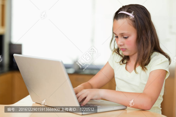帶筆記本電腦的小女孩