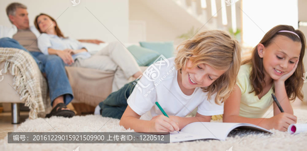 兄弟姐妹在地毯上做作業(yè)，后面跟著父母