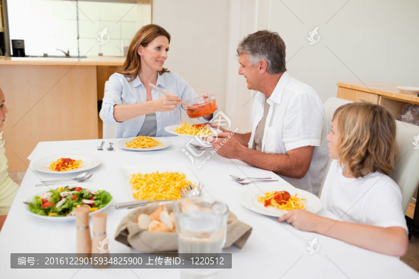 婦女為饑餓的家庭提供晚餐
