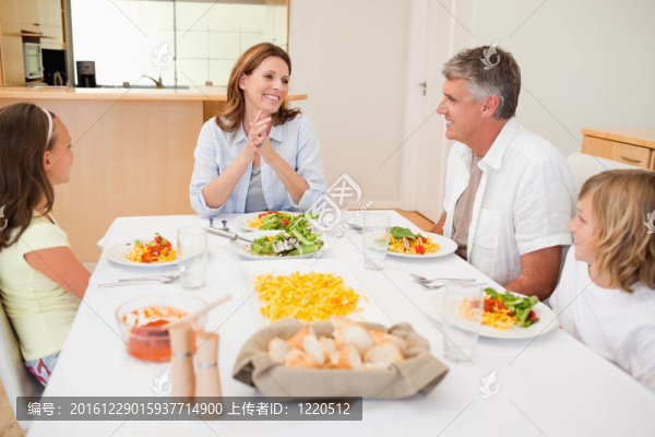 餐桌上的幸福家庭