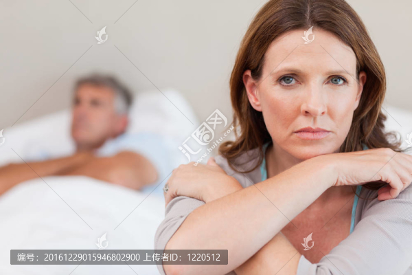 悲傷的女人在床上與丈夫在后臺(tái)