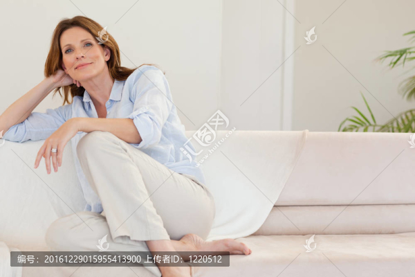 成熟女性在沙發(fā)上的思考