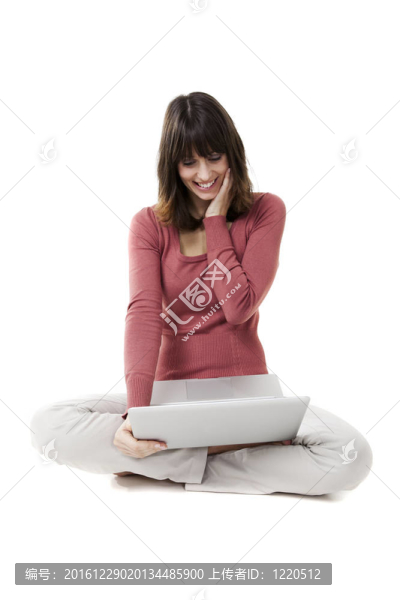 美麗的女人與筆記本電腦