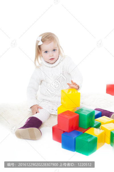 女嬰玩白色背景玩具積木