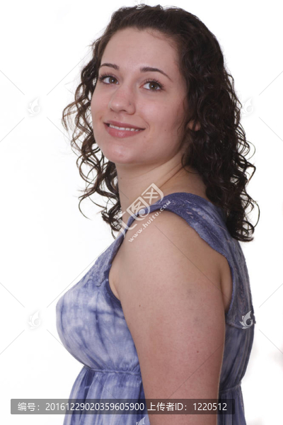 Young,Brunette的藍色連衣裙看著從身邊微笑