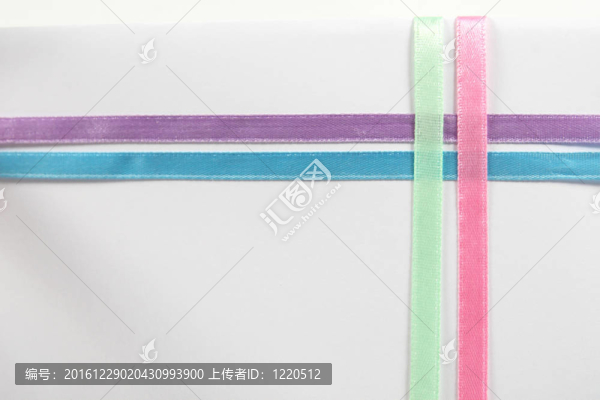 在白色背景上用彩色緞帶收卡片的便條