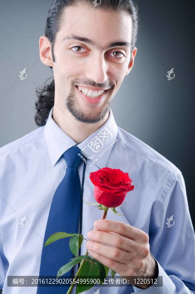 帶紅玫瑰的年輕人