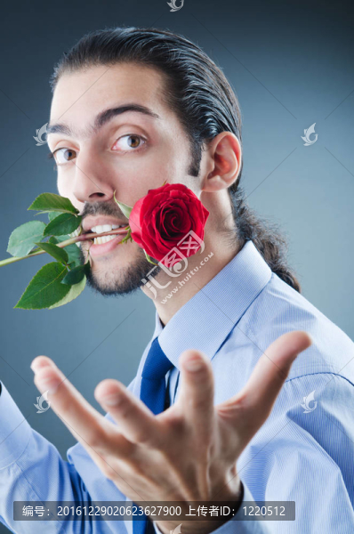 帶紅玫瑰的年輕人