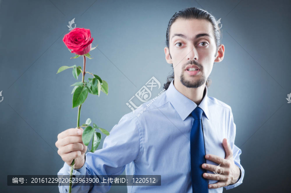 帶紅玫瑰的年輕人