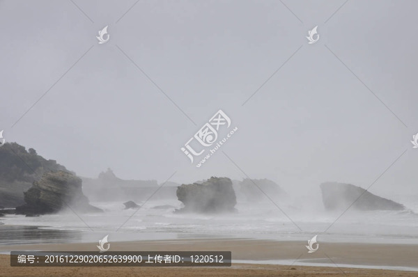 巖石和海灘下的雨成霧
