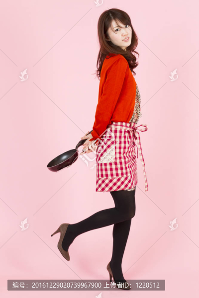 做飯的年輕女子