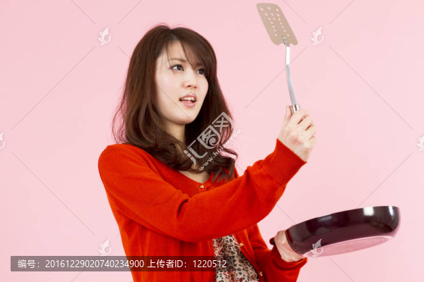 做飯的年輕女子