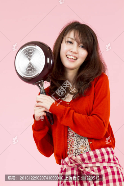 做飯的年輕女子