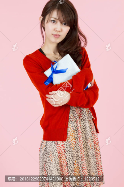 美麗的年輕女子與禮物