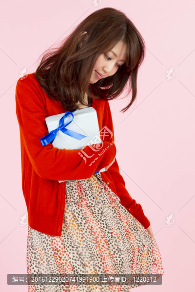 美麗的年輕女子與禮物