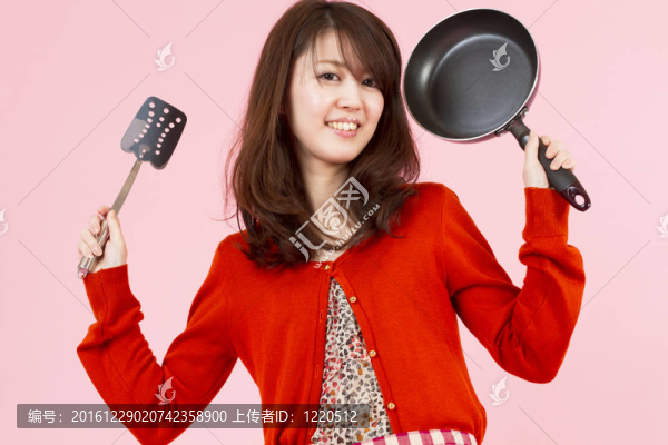 做飯的年輕女子