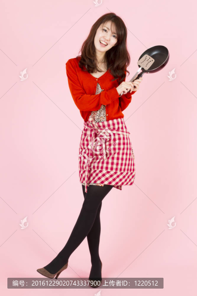 做飯的年輕女子