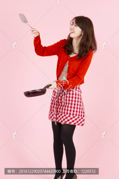 做飯的年輕女子