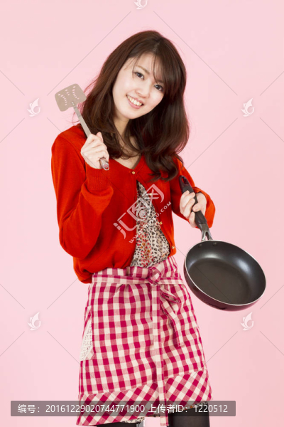 做飯的年輕女子