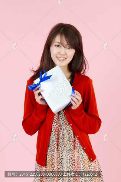 美麗的年輕女子與禮物