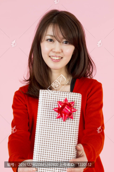 美麗的年輕女子與禮物