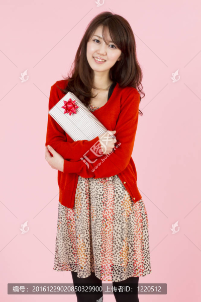 美麗的年輕女子與禮物