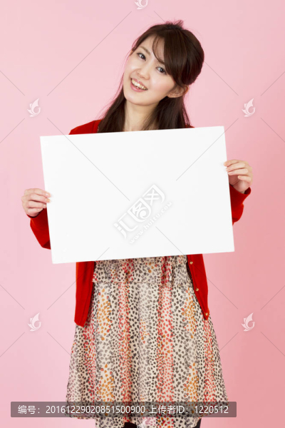 美麗的年輕女子與柏