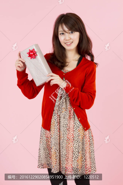 美麗的年輕女子與禮物