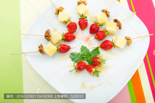水果甜點(diǎn)在盤子里