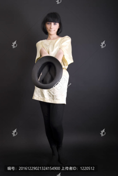 年輕的女人拿著一個空的帽子