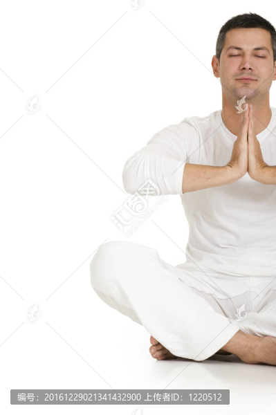 白衣男子坐在地板上練習(xí)瑜伽