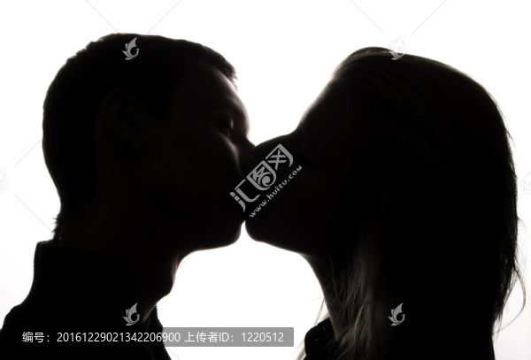 年輕的情侶接吻