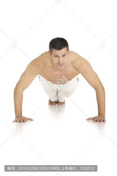光著上身的男子做俯臥撐