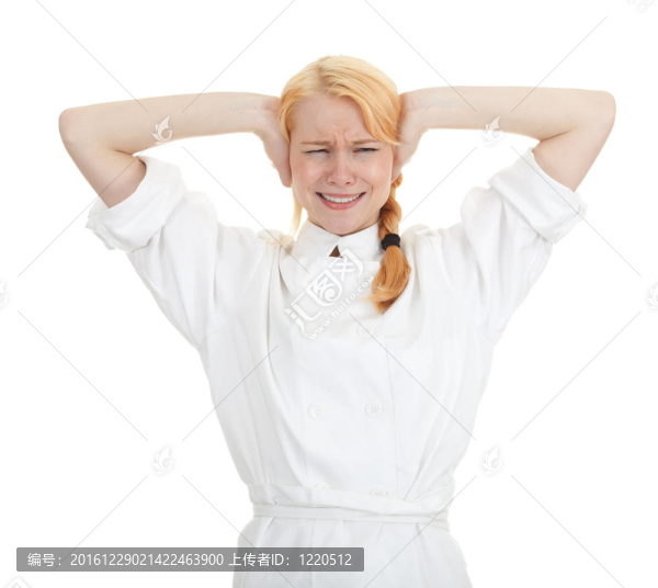 憤怒的女廚師用白色的制服舉起手