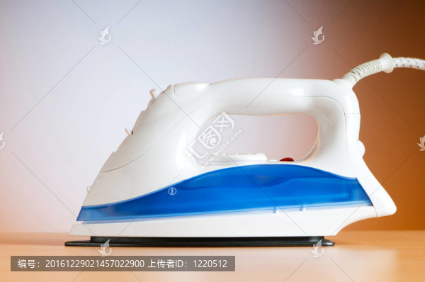 現(xiàn)代電熨斗對彩色背景