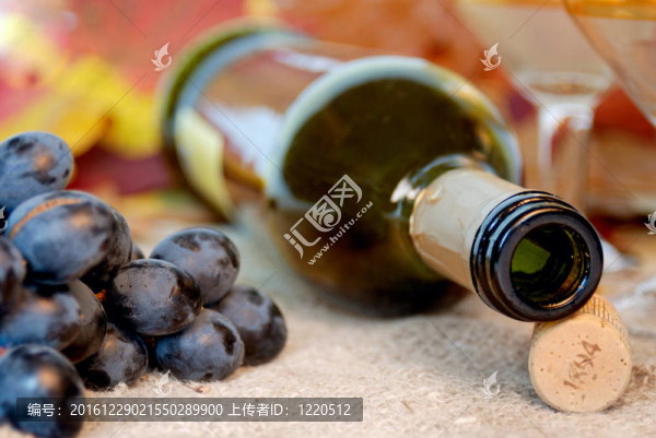 空瓶；軟木；葡萄和酒杯。