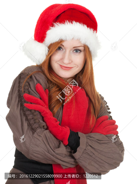 微笑的年輕女子在紅色的圣誕帽子；圍巾和手套用交叉的雙臂