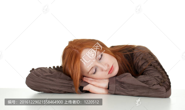 睡覺的年輕紅發(fā)女人，頭枕在手上；白色背景