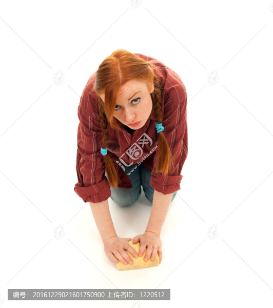 疲憊的年輕女子用海綿洗地板