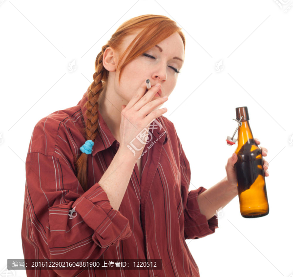 抽煙的年輕女人留著棕色的啤酒
