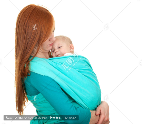 年輕媽媽背著小可愛男孩三個月大坐在吊帶