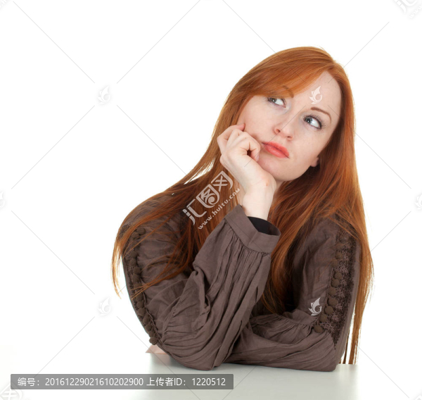 坐在沉思的年輕紅發(fā)女人頭上的手掌；在白色背景