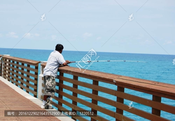 男子在碼頭釣魚