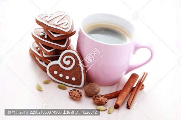 一杯加餅干的咖啡