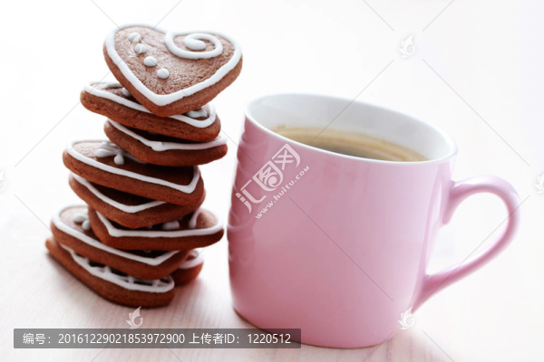 一杯加餅干的咖啡