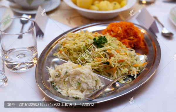 餐桌上的食物