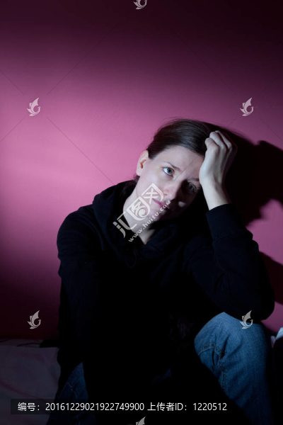 患有嚴(yán)重抑郁癥的年輕婦女
