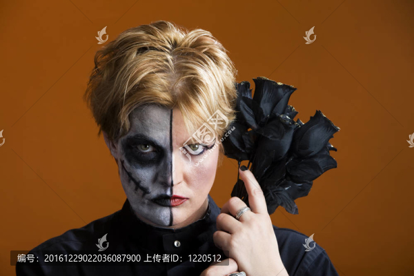 半露臉的女人
